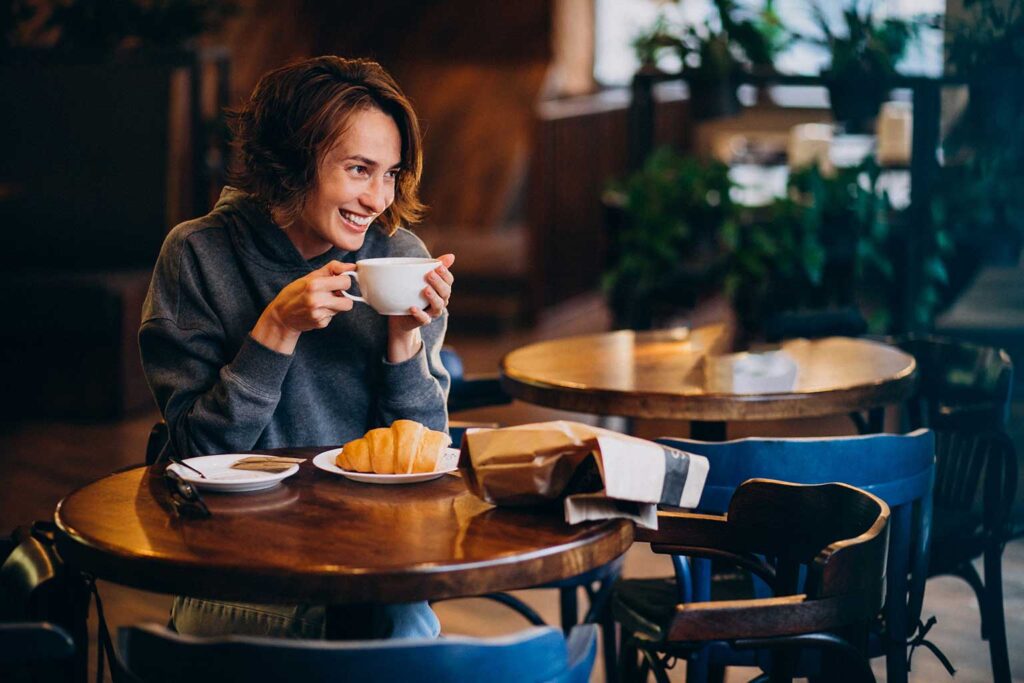 O café segue sendo um símbolo de pausa e conexão, unindo tradição, aroma e presença em um ritual que resiste ao tempo.