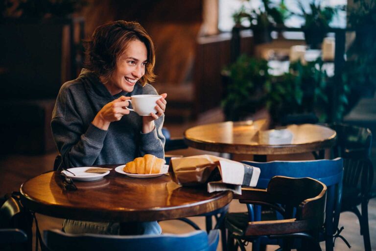 O café segue sendo um símbolo de pausa e conexão, unindo tradição, aroma e presença em um ritual que resiste ao tempo.