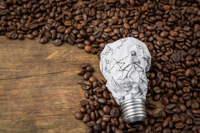 O café é o companheiro inseparável da criatividade — um ritual que estimula foco, inspiração e momentos de genialidade.