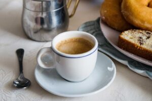 Pesquisa do Procon-SP mostra que o tradicional café da manhã brasileiro pode custar até cinco vezes mais dependendo da região e do tipo de estabelecimento.